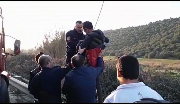 Korku dolu anlar! Kanala uçan minibüsün üstünde mahsur kaldı