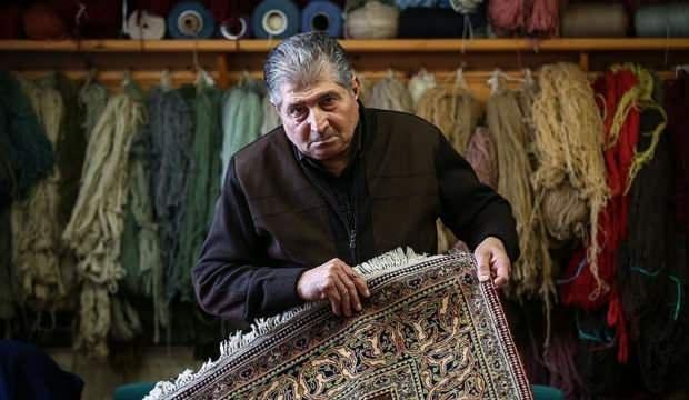 Saray halılarının ömürlerine ömür katıyorlar