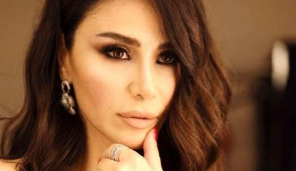 Şarkıcı Betül Demir 39 derece ateşle konserde!