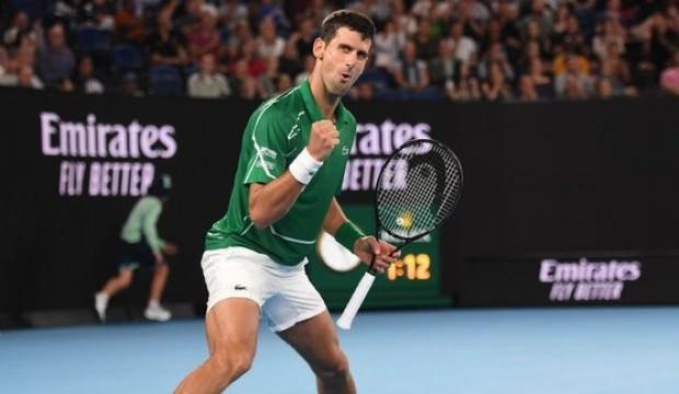 Djokovic ve Barty ikinci tura yükseldi