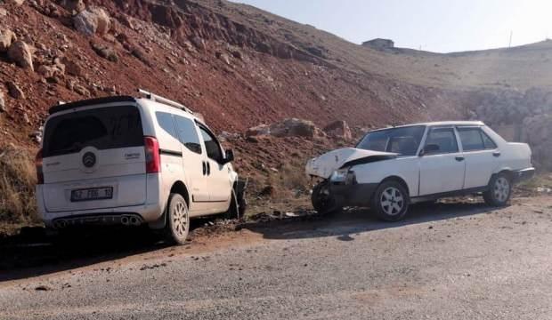 Otomobiller kafa kafaya çarpıştı: 5 yaralı