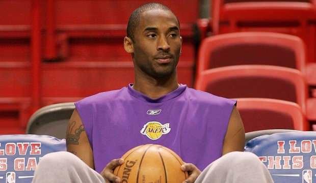Yıl 2012: Kobe Bryant helikopter kazasında ölecek