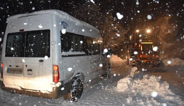 Hakkari'de yolda mahsur kalanlar kurtarıldı