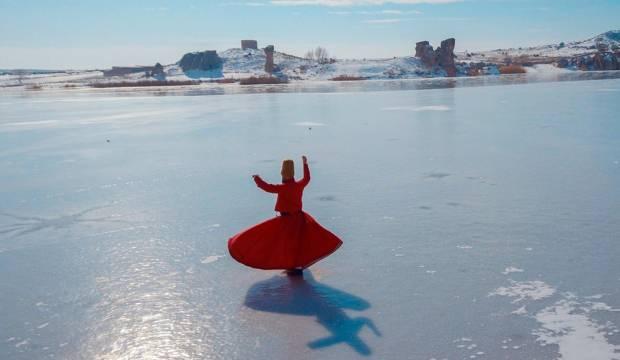 Afyonkarahisar'da buz tutan Emre Gölü'nde sema gösterisi