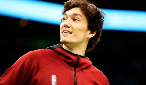 Cedi Osman'dan 5 kişiye imzalı milli forma