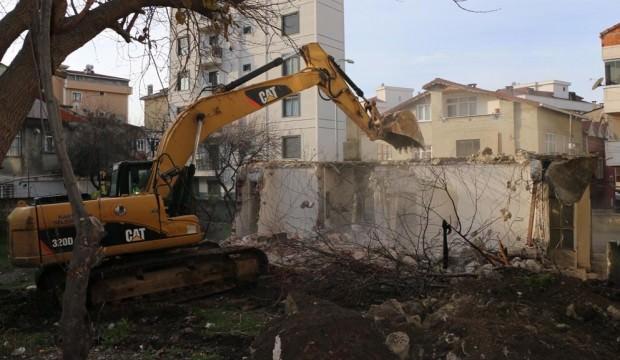 Kartal'da metruk bina yıkıldı