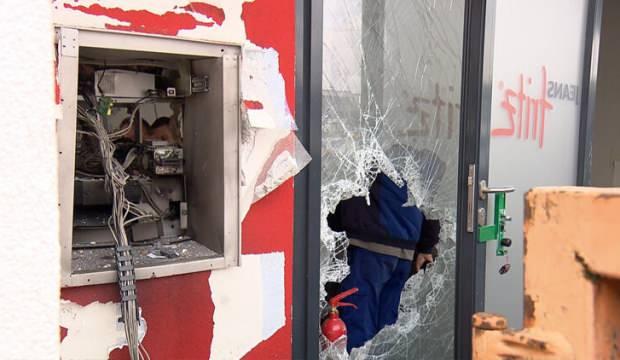 ATM'yi havaya uçurup, paraları çaldılar