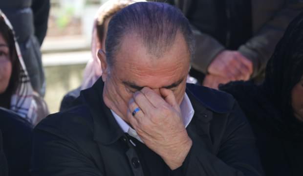 Babasının kabrini ziyaret eden Fatih Terim gözyaşlarını tutamadı