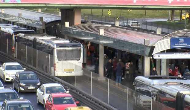 Durakta bekleyen yolcuya metrobüs çarptı