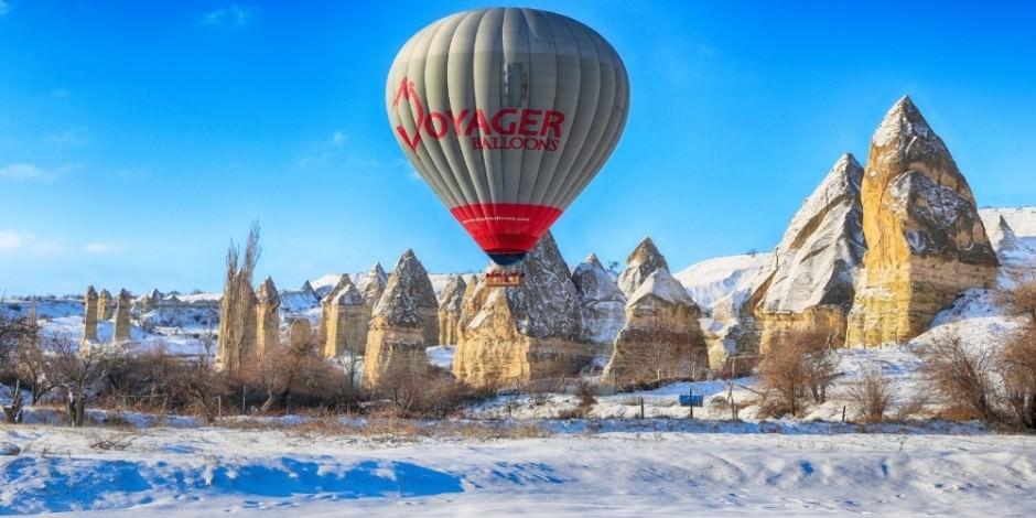 Kapadokya'da balon turları iptal oldu! Turistler karın keyfini çıkardı