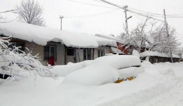 Kar 2 metreyi aştı; araçlar ve evler kara gömüldü