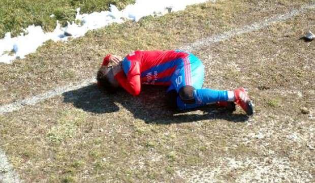 Stadyum dışından atılan taş, futbolcuyu yaraladı