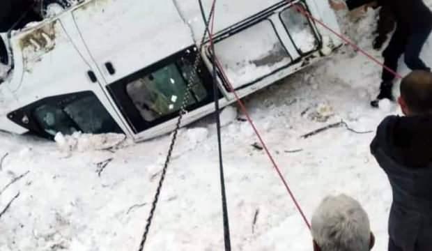 Yolcu minibüsünün üzerine çığ düştü