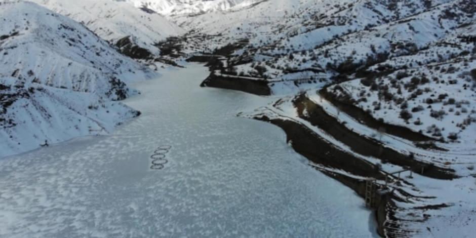 Buzla kaplanan Göyne Sulama Barajı buz pistine döndü