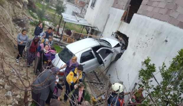 Kontrolden çıkan otomobil, eve girdi