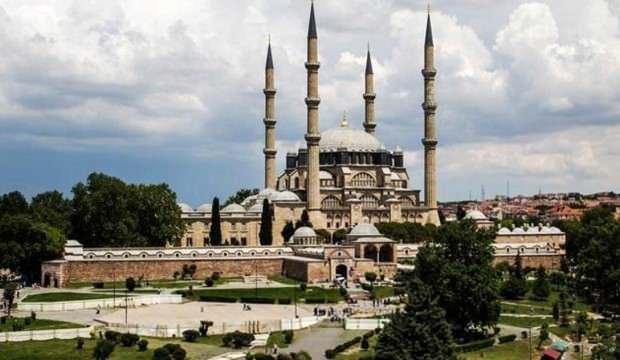 Selimiye Camii'nin tarihi kapısına isimlerini kazıdılar