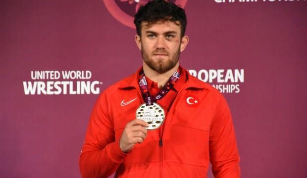 Cumhurbaşkanı Erdoğan, Süleyman Karadeniz'i kutladı