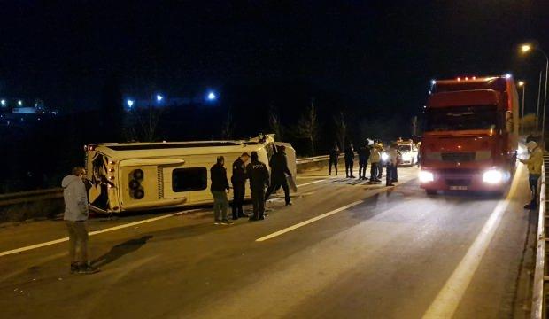 Düğünden dönenleri taşıyan minibüs devrildi: Çok sayıda yaralı