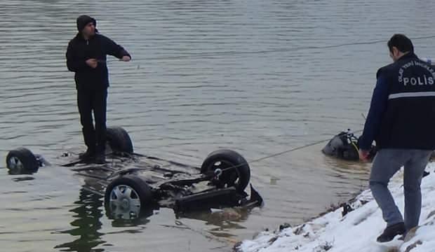Gölete uçan otomobilden 1 kişinin cansız bedeni çıkarıldı