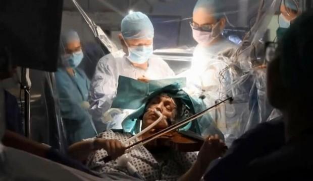 İnanılmaz olay! Doktorlar beyniyle 'oynarken' o keman çaldı
