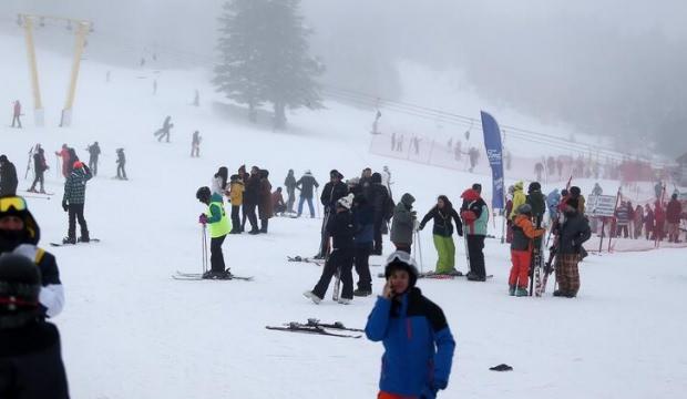 Sise rağmen pistler doldu, teleferikte uzun kuyruklar oluştu
