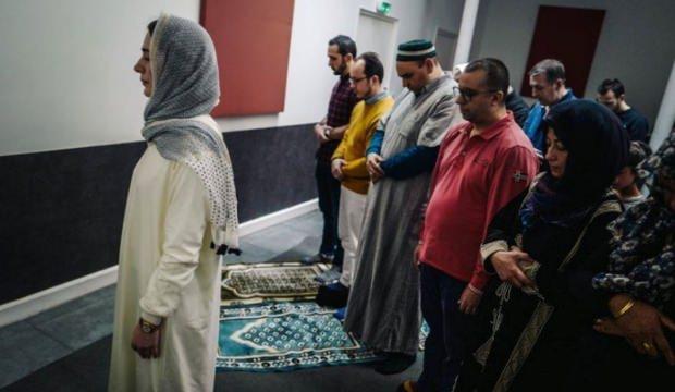 Bu kadar da olmaz! Fransa'da tepki çeken namaz görüntüleri