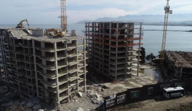 Ordu'da, 17 katlı binaların yıkımı sürüyor