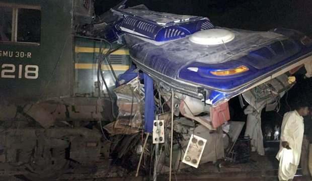 Pakistan'da tren ve otobüs çarpıştı: 18 ölü, 55 yaralı