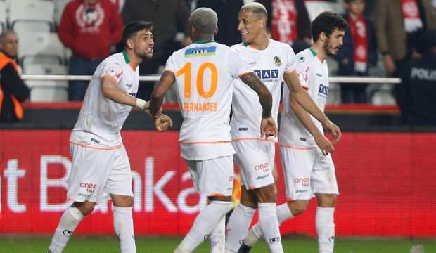 Aytemiz Alanyaspor 90+3'te avantajı kaptı