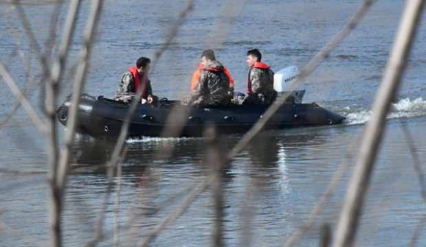Özel harekat polisleri Meriç Nehri'nde zodyak botla devriyede