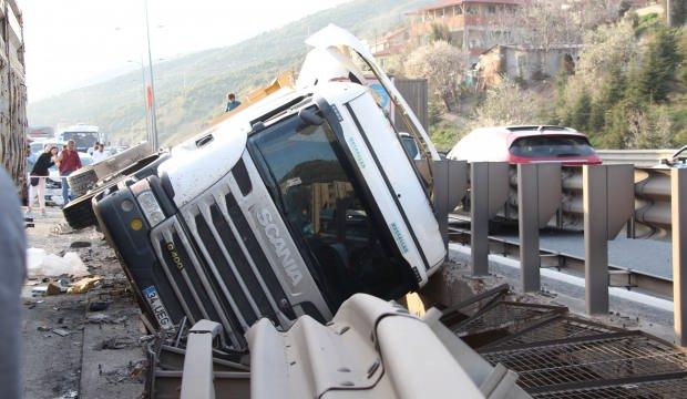TEM’de 5 aracın karıştığı kazada otomobil viyadükten uçtu: 7 yaralı