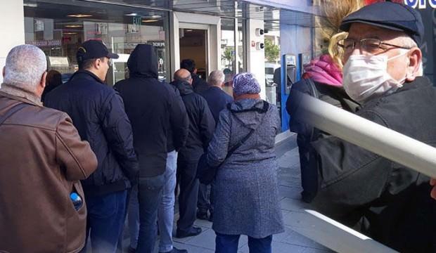 Bankalarda korona önlemi! Herkes tek tek içeri alındı