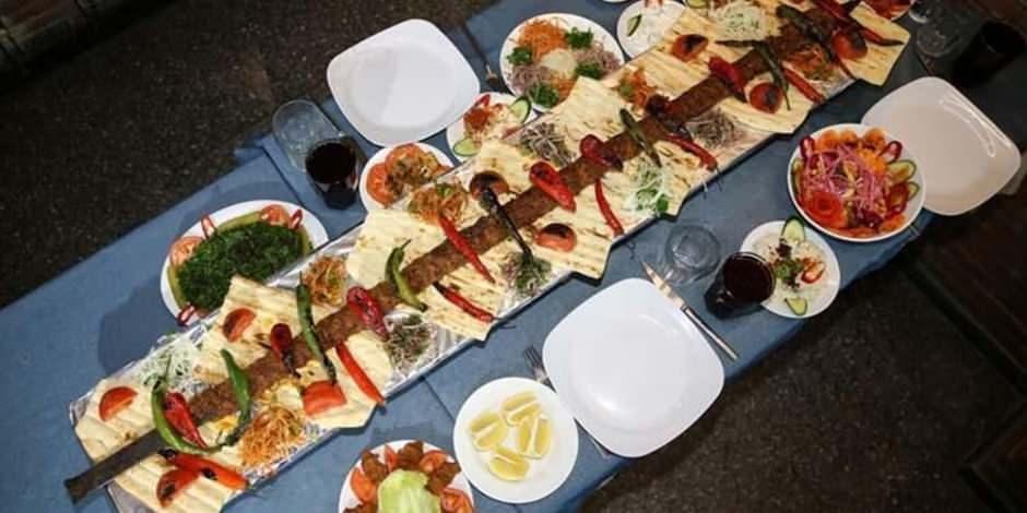 Farklı sunumuyla damak çatlatan lezzet: Metrelik Adana kebabı