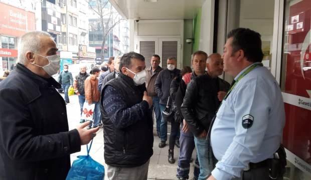 65 yaş yasağına rağmen para çekmek için beklediler