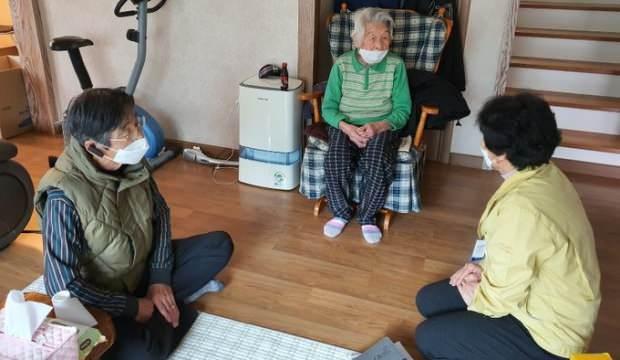 Biri 90 diğeri 96 yaşındaki iki kadın koronavirüsü yendi