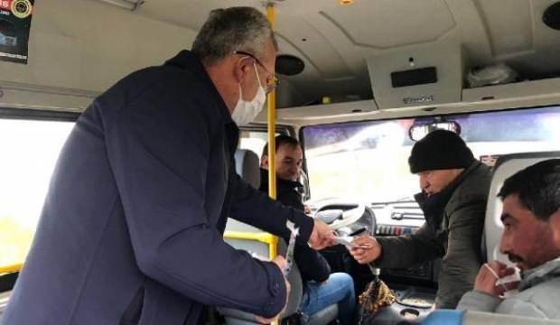 Belediye başkanı market ve minibüste maske dağıttı