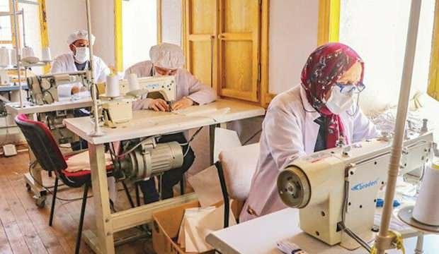 Gönüllü kadınlar maske üretiyor