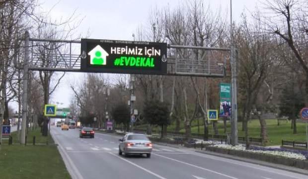İstanbul'da trafik tabelalarında "Evde Kal" uyarısı