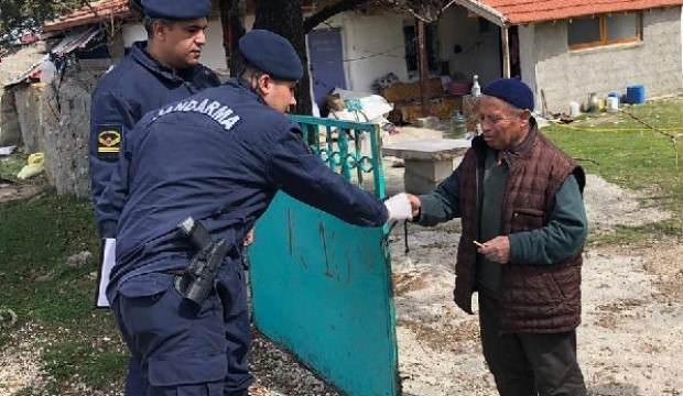 Jandarma, emekli maaşını evine getirdi
