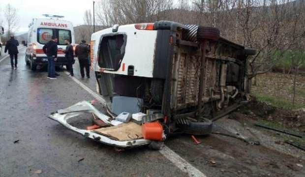 İşçi servis minibüsü devrildi: 13 yaralı