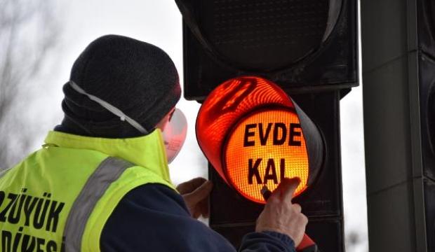 Trafik ışıklarından ‘evde kal’ çağrısı