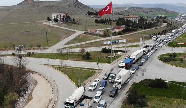 43 ilin geçiş noktasındaki tüm araçlar durduruldu