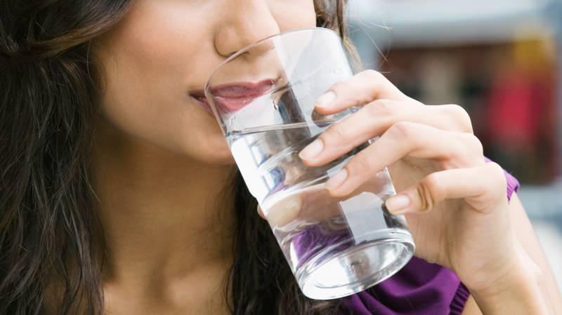Su içerek nasıl kilo verilir? 1 haftada 7 kilo zayıflatan su diyeti! Aç karna su içerseniz...