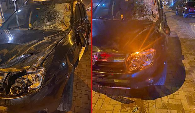 Başıboş atlar otomobilin üzerine çıktı, sürücü neye uğradığını şaşırdı