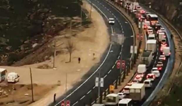 Giriş- çıkışlarda kontrol; uzun araç kuyrukları oluştu