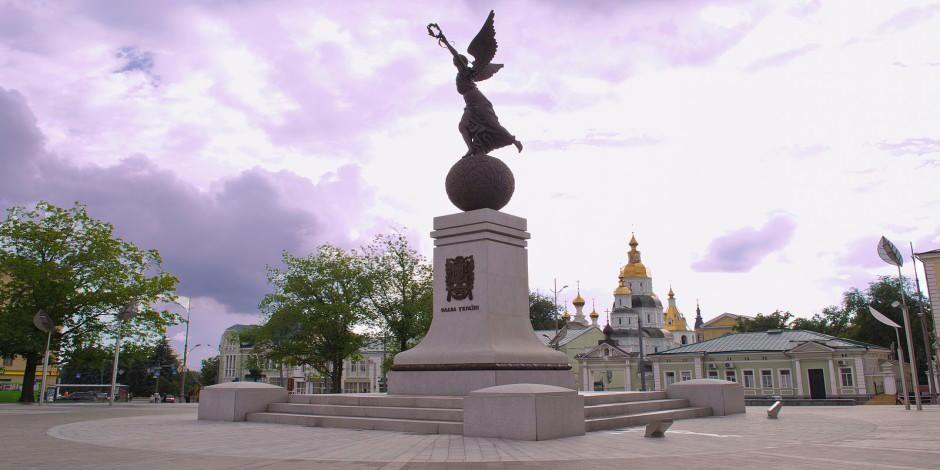 Kharkiv'de gezilecek yerler: Bağımsızlık Anıtı ve tarihi pazarı