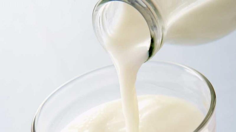 Süt dökerken etrafa sıçraması nasıl önlenir
