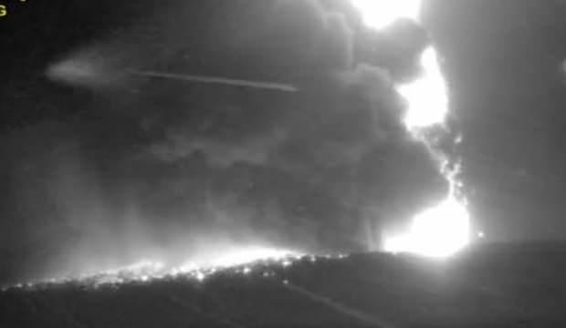 Krakatau Yanardağı 500 metre yüksekliğe kül püskürttü