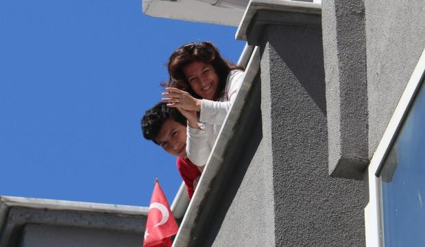 96 yaşında oğluyla koronavirüsü yendi, komşuları alkışla karşıladı