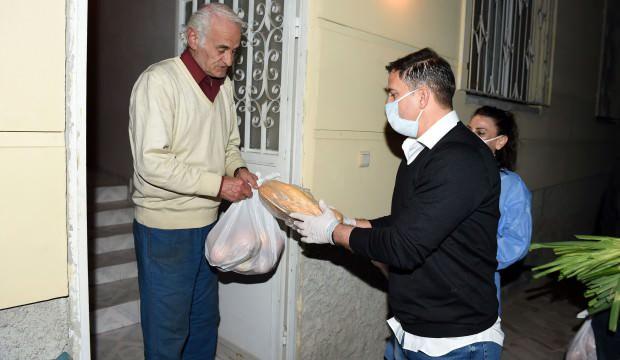 Ergün Penbe, Tarsus'ta gıda paketi dağıttı